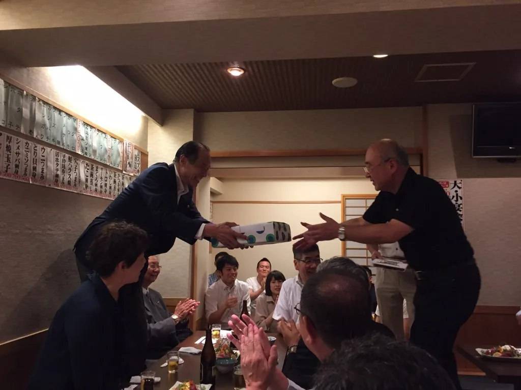 剣友会の懇親会で贈り物を渡す様子