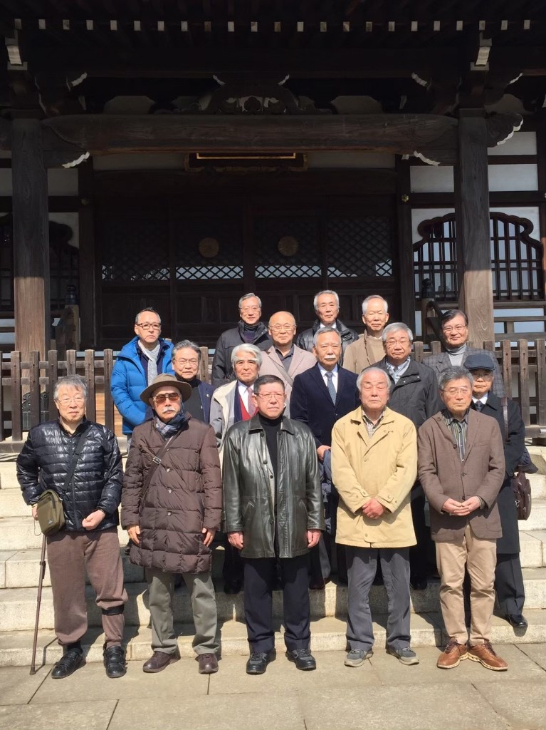 寺院の石段での剣友会メンバーの記念写真