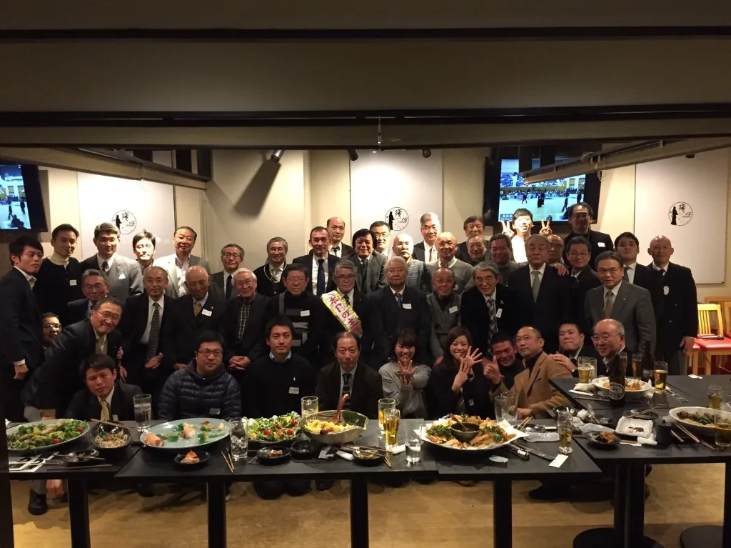 宴会場での剣友会の集合写真