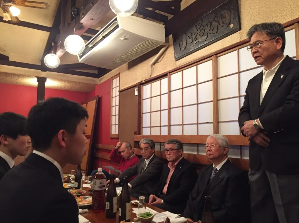 会合での挨拶の様子