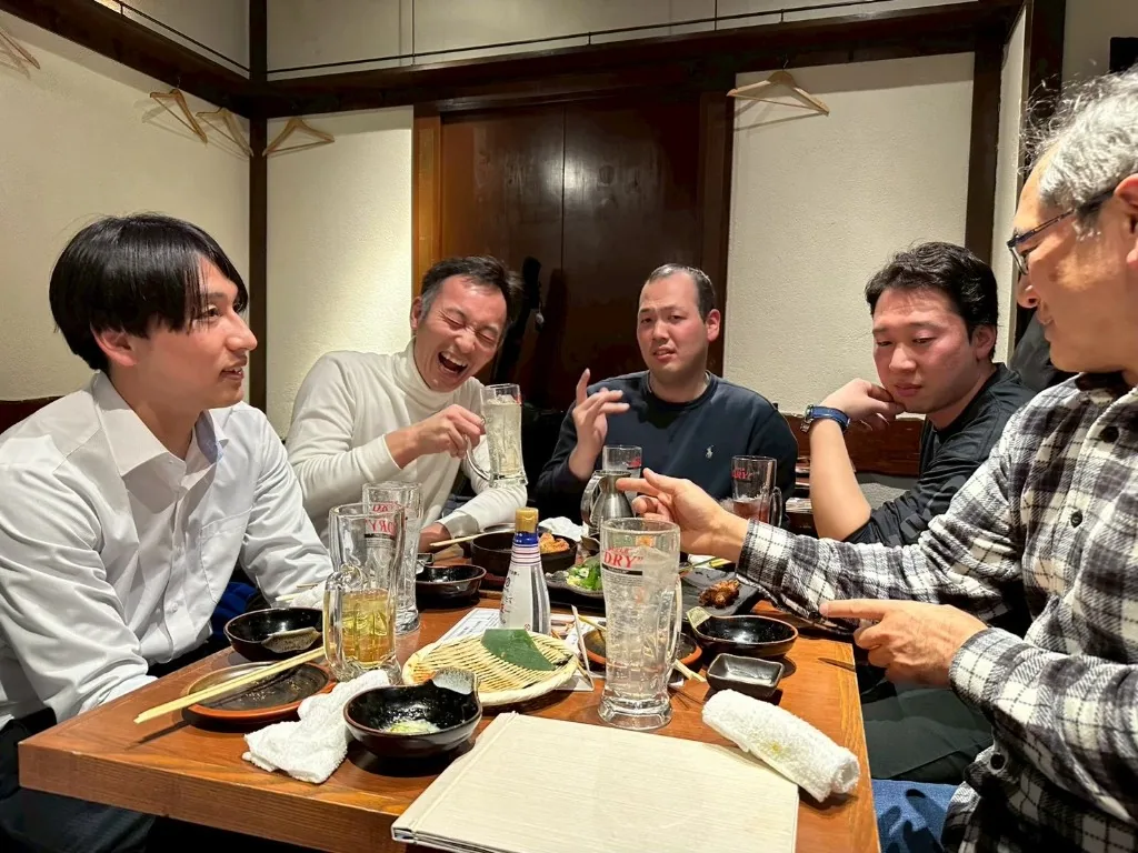 飲食店での親睦の様子