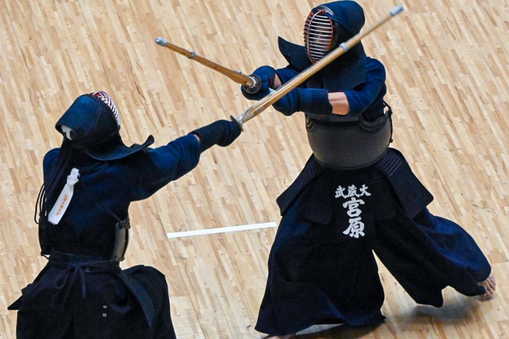 武蔵大学剣道部の試合。俯瞰からとらえた竹刀を交える二人の攻防。
