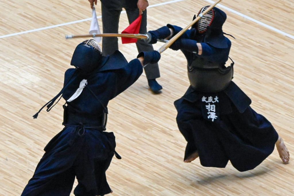武蔵大学剣道部。防具姿の部員同士が竹刀を交え稽古する様子。