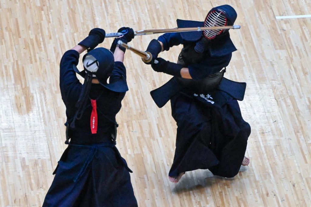 武蔵大学剣道部の稽古。二人の剣士が竹刀を交えた攻防の瞬間。
