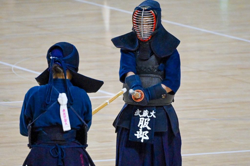 武蔵大学剣道部の試合。間合いを計りながら対峙する二人の部員。