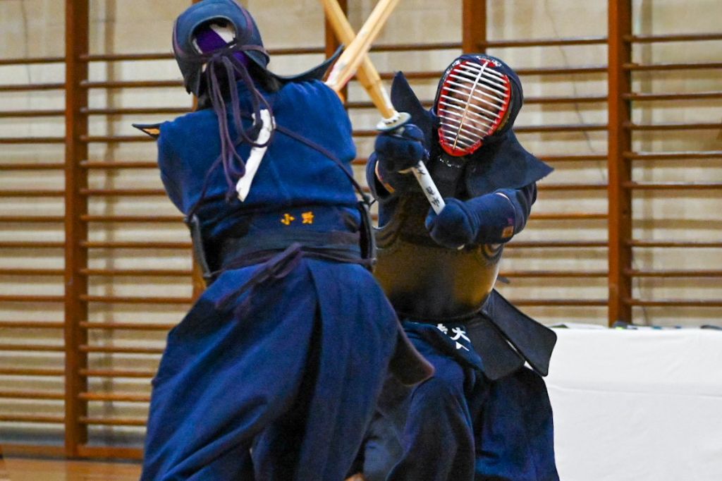 武蔵大学剣道部。道場で竹刀を交え稽古に打ち込む部員たち。