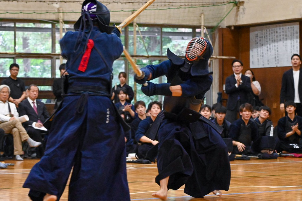 武蔵大学剣道部の部員が道場で稽古に打ち込む様子。