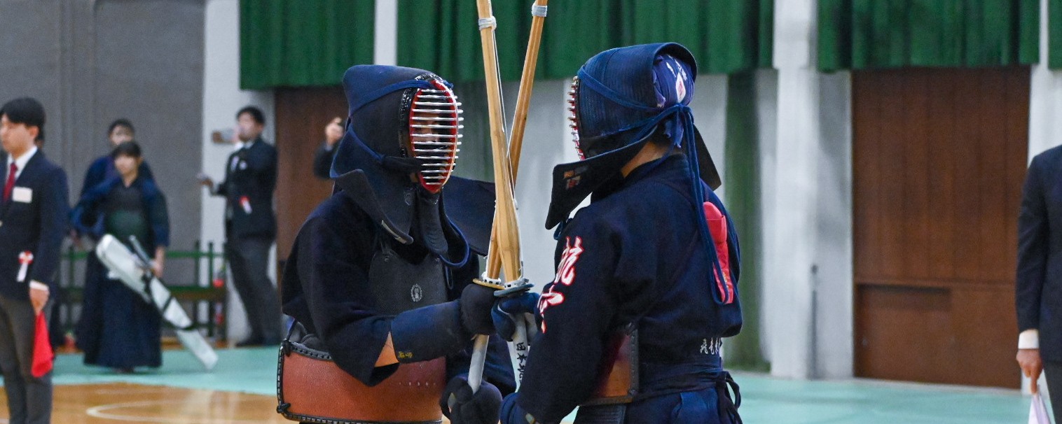 武蔵大学剣道部杯高校生剣道錬成大会の試合で、防具を着けた二人の選手が竹刀を交える瞬間。